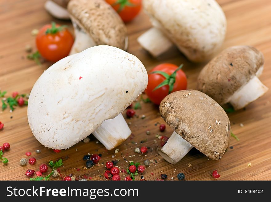 White and brown mushrooms - raw.
