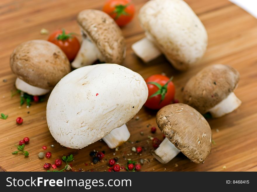 White and brown mushrooms - raw.