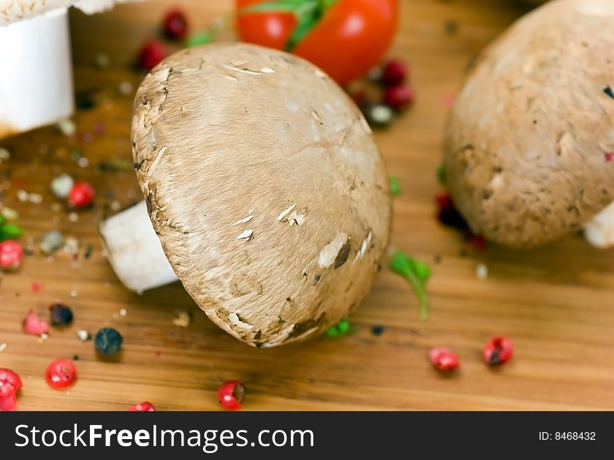 White and brown mushrooms - raw.