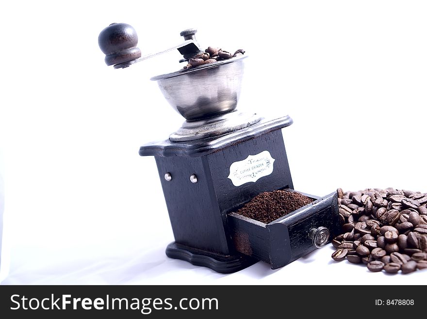 The old coffee grinder and coffee beans