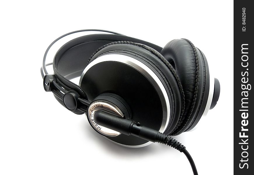 Professional headphones for monitoring audio