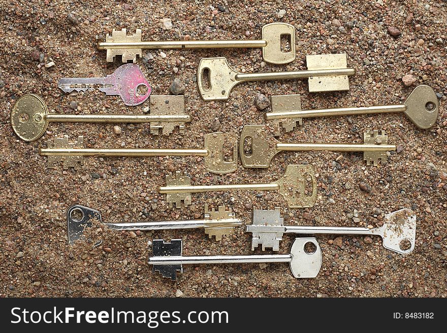 Different size and shape keys on sand