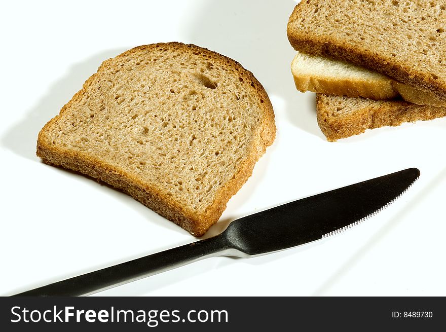Slices of braun and white bread with a knife
