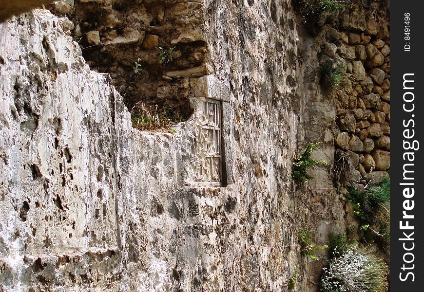 This is the walls of the fort which is in the middle of the hill with sign -arabian . This is the walls of the fort which is in the middle of the hill with sign -arabian .