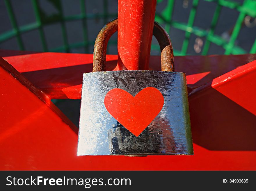PUBLIC DOMAIN DEDICATION - Pixabay - digionbew 12. 11-07-16 Love padlock LOW RES DSC05433