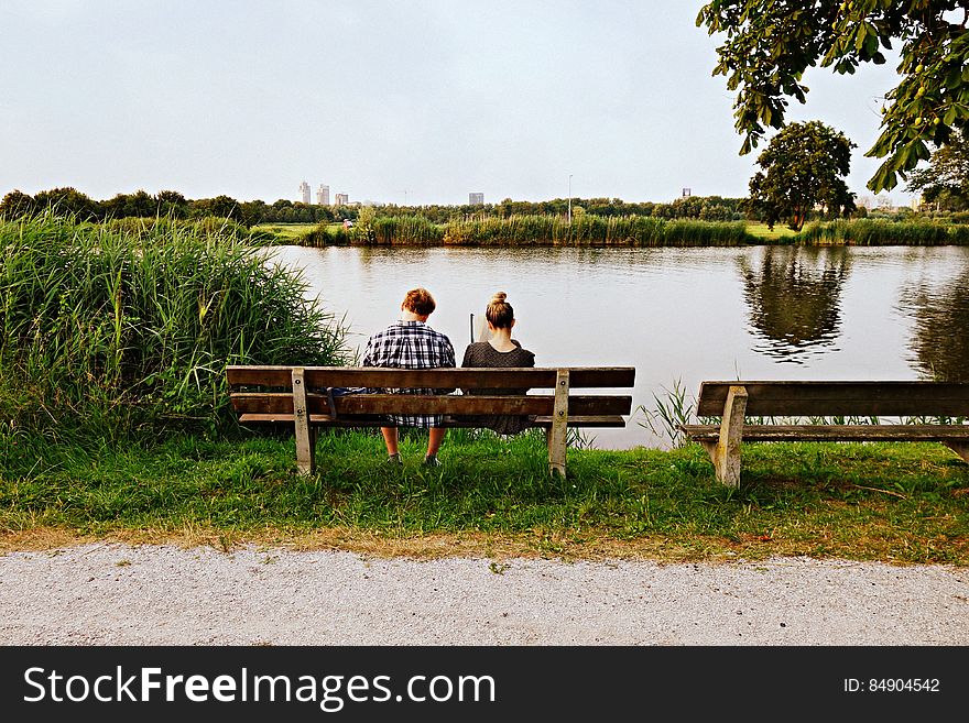 PUBLIC DOMAIN DEDICATION Pixabay-Pexels digionbew 13. 24-07-16 Couple on bench at water&#x27;s edge LOW RES DSC06940