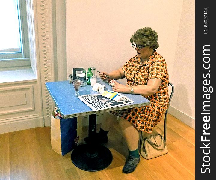 &#x22;Woman Eating&#x22; by Duane Hanson. &#x22;Woman Eating&#x22; by Duane Hanson.