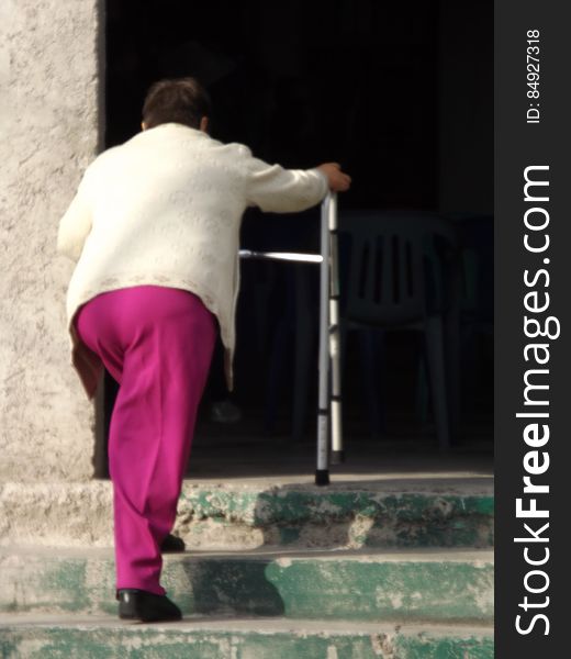 Mujer con andadera subiendo escaleras