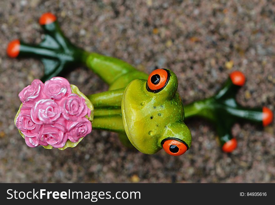 Frog Holding Bunch Of Flower Figurine