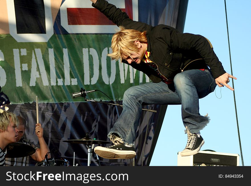 Trousers, Microphone, Leg, Sky, Leisure, Music