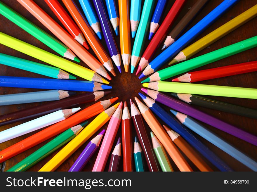 Colorful pencils in circle pointing at each others.