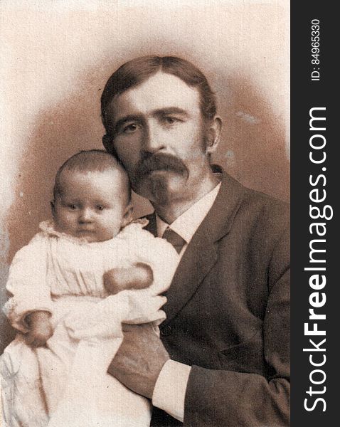 Wini kastemekossaan isÃ¤nsÃ¤, merikapteeni Frans Wilhelm Laineen &#x28;1860â€“1930&#x29; sylissÃ¤. Perheen esikoinen syntyi 11. 2. 1895 Winefred-nimisellÃ¤ purjelaivalla etelÃ¤isellÃ¤ Atlantilla &#x28;33Â° 2&#x27; et. lev., 31Â° 52&#x27; lÃ¤nt. pit.&#x29;, matkalla SydneystÃ¤ Lontooseen. Kolme kuukautta myÃ¶hemmin tyttÃ¶ kastettiin Lontoossa ja sai nimekseen Naima Atlanta Winefred. ðŸ“· R. F. Barnes, Lontoo, 1895. Wini kastemekossaan isÃ¤nsÃ¤, merikapteeni Frans Wilhelm Laineen &#x28;1860â€“1930&#x29; sylissÃ¤. Perheen esikoinen syntyi 11. 2. 1895 Winefred-nimisellÃ¤ purjelaivalla etelÃ¤isellÃ¤ Atlantilla &#x28;33Â° 2&#x27; et. lev., 31Â° 52&#x27; lÃ¤nt. pit.&#x29;, matkalla SydneystÃ¤ Lontooseen. Kolme kuukautta myÃ¶hemmin tyttÃ¶ kastettiin Lontoossa ja sai nimekseen Naima Atlanta Winefred. ðŸ“· R. F. Barnes, Lontoo, 1895