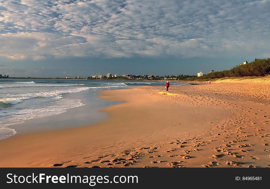 The Sunshine Coast is an urban area in South East Queensland, north of the state capital of Brisbane on the Pacific Ocean coastline. The Sunshine Coast is an urban area in South East Queensland, north of the state capital of Brisbane on the Pacific Ocean coastline.