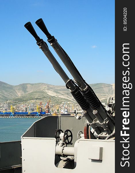 An antiaircraft gun on the warship based in the port