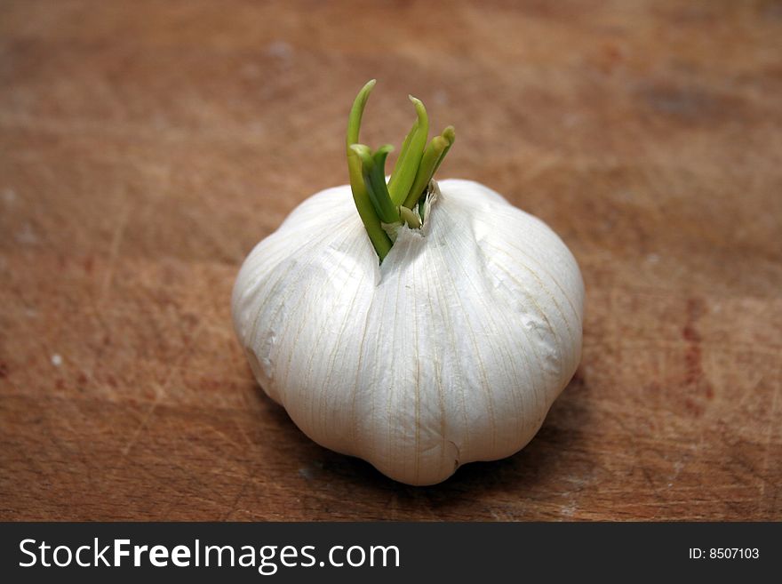 Whole cluster of garlic cloves on a chopping board