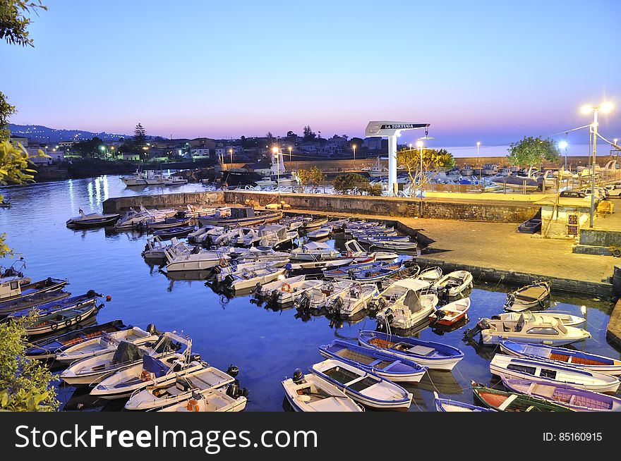 Porto Ulisse Ognina Catania Sicily Il porto Ulisse Ã¨ il porticciolo di Ognina, borgata periferica della cittÃ  di Catania, posto alle coordinate 37Â° 31&#x27;,53 Nord e 15Â° 07&#x27;,27 Est. Il porto Ulisse si trova sulla costa nord della cittÃ  di Catania ricavato da un&#x27;insenatura nella scogliera rocciosa; era un approdo portuale di Catania sin dall&#x27;antichitÃ . Nell&#x27;area ove sorge il porto attuale sfociava un fiume il Lognina od Ognina che venne seppellito da una colata lavica dell&#x27;Etna in epoca medioevale. Nel 1381 il borgo di Ognina venne interamente sepolto da una colata di lava e dell&#x27;approdo rimase solo una piccola insenatura, quella attuale. Nel porto era presente anche una fiorente attivitÃ  cantieristica i cui mastri d&#x27;ascia erano conosciuti ed apprezzati. Da porto da pesca nel dopoguerra si Ã¨ lentamente attrezzato come porto turistico ed oggi offre servizi ed assistenza specializzati. Il porto si trova circa 3 miglia a nord-est del Porto di Catania ed Ã¨ protetto da un molo foraneo di oltre 150 m con faro rosso di segnalazione sulla testata, un molo interno piÃ¹ piccolo e vari pontili galleggianti. I fondali vanno da 1,5 a 12 metri di profonditÃ  e sono fangosi nella parte piÃ¹ interna e rocciosi verso l&#x27;esterno. Il porto Ã¨ attrezzato con rifornimento di carburante ed acqua, cantieri navali e quattro gru di alaggio. Vi hanno sede diversi Club nautici. Porto Ulisse Ognina Catania Sicily Il porto Ulisse Ã¨ il porticciolo di Ognina, borgata periferica della cittÃ  di Catania, posto alle coordinate 37Â° 31&#x27;,53 Nord e 15Â° 07&#x27;,27 Est. Il porto Ulisse si trova sulla costa nord della cittÃ  di Catania ricavato da un&#x27;insenatura nella scogliera rocciosa; era un approdo portuale di Catania sin dall&#x27;antichitÃ . Nell&#x27;area ove sorge il porto attuale sfociava un fiume il Lognina od Ognina che venne seppellito da una colata lavica dell&#x27;Etna in epoca medioevale. Nel 1381 il borgo di Ognina venne interamente sepolto da una colata di lava e dell&#x27;approdo rimase solo una piccola insenatura, quella attuale. Nel porto era presente anche una fiorente attivitÃ  cantieristica i cui mastri d&#x27;ascia erano conosciuti ed apprezzati. Da porto da pesca nel dopoguerra si Ã¨ lentamente attrezzato come porto turistico ed oggi offre servizi ed assistenza specializzati. Il porto si trova circa 3 miglia a nord-est del Porto di Catania ed Ã¨ protetto da un molo foraneo di oltre 150 m con faro rosso di segnalazione sulla testata, un molo interno piÃ¹ piccolo e vari pontili galleggianti. I fondali vanno da 1,5 a 12 metri di profonditÃ  e sono fangosi nella parte piÃ¹ interna e rocciosi verso l&#x27;esterno. Il porto Ã¨ attrezzato con rifornimento di carburante ed acqua, cantieri navali e quattro gru di alaggio. Vi hanno sede diversi Club nautici.