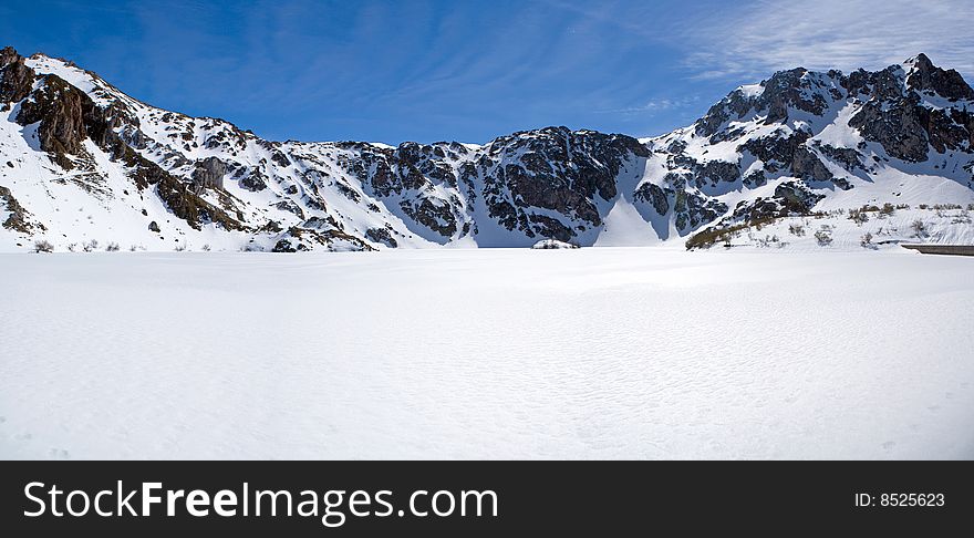 Valley of the lake, Pola de Somiedo, Asturias. Valley of the lake, Pola de Somiedo, Asturias.