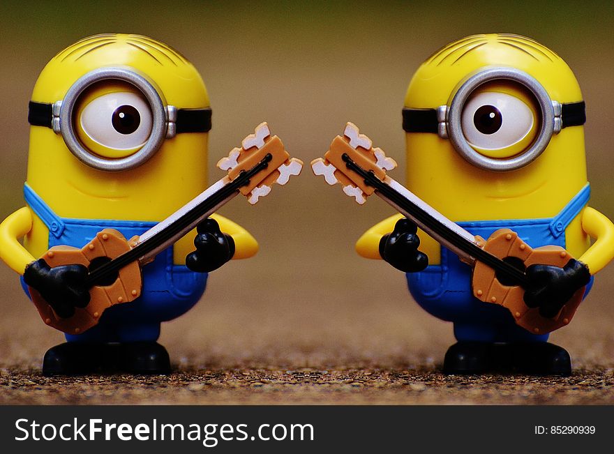 2 Minion Holding Guitar Toy