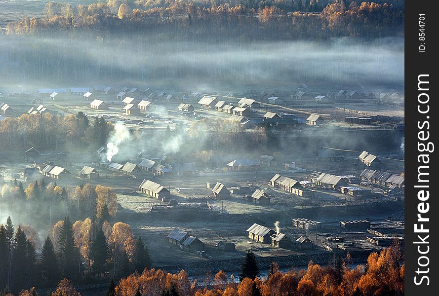 China/Xinjiang: mist and smoke in Hemu Village