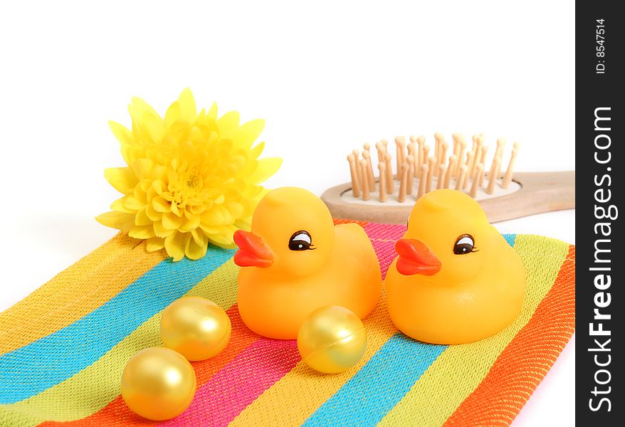 Two yellow ducks and balls with shampoo