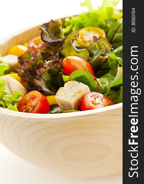 Green salad with lettuce, tomatoes and bread