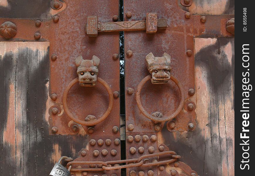 Central door of traditional Chinese culture are a microcosm, in many places we can see such scenes have been rare,