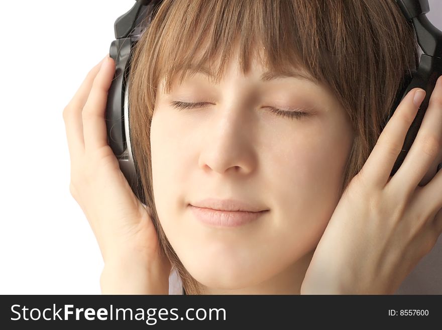 Young woman listenning a music