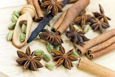 Cinnamon Sticks,Cardamom,vanilla Bean And Star Ani Stock Photography Cinnamon Sticks,Cardamom,vanilla Bean And Star Ani Stock Photography