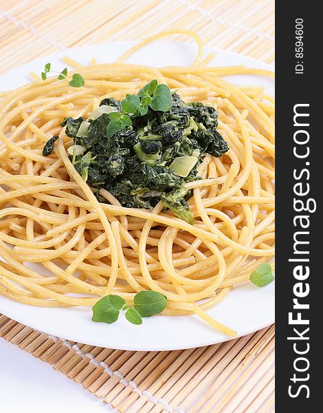 Pasta spaghetti with green spinach