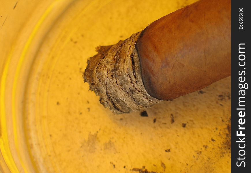 Large cuban cigar in a ashtray