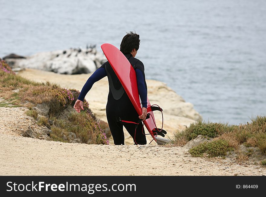 Surfer going down to the waves