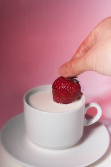Strawberry In Cream Royalty Free Stock Photos Strawberry In Cream Royalty Free Stock Photos