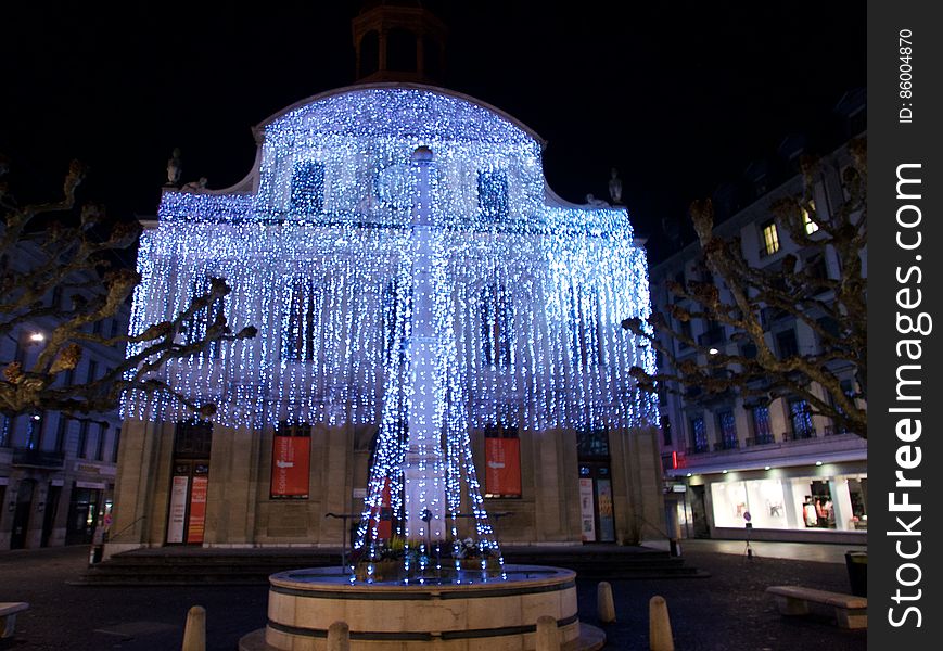 Suite au succeÌ€s des preÌceÌdentes eÌditions du projet des illuminations Â«Post Tenebras LuxÂ», qui a vu le jour en 2008, le DeÌpartement de lâ€™environnement urbain et de la seÌcuriteÌ et le Service logistique et manifestations se mobilisent une nouvelle fois pour lâ€™eÌdition 2015. Suite au succeÌ€s des preÌceÌdentes eÌditions du projet des illuminations Â«Post Tenebras LuxÂ», qui a vu le jour en 2008, le DeÌpartement de lâ€™environnement urbain et de la seÌcuriteÌ et le Service logistique et manifestations se mobilisent une nouvelle fois pour lâ€™eÌdition 2015.