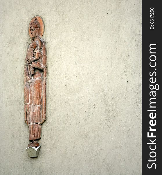 A Hungarian sculpture, which depicts Mary in a house wall.