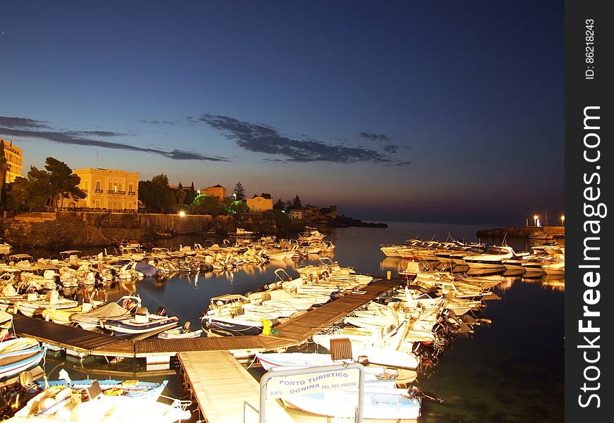 Porto Ulisse Ognina Catania Sicily Il porto Ulisse è il porticciolo di Ognina, borgata periferica della città di Catania, posto alle coordinate 37° 31&#x27;,53 Nord e 15° 07&#x27;,27 Est. Il porto Ulisse si trova sulla costa nord della città di Catania ricavato da un&#x27;insenatura nella scogliera rocciosa; era un approdo portuale di Catania sin dall&#x27;antichità. Nell&#x27;area ove sorge il porto attuale sfociava un fiume il Lognina od Ognina che venne seppellito da una colata lavica dell&#x27;Etna in epoca medioevale. Nel 1381 il borgo di Ognina venne interamente sepolto da una colata di lava e dell&#x27;approdo rimase solo una piccola insenatura, quella attuale. Nel porto era presente anche una fiorente attività cantieristica i cui mastri d&#x27;ascia erano conosciuti ed apprezzati. Da porto da pesca nel dopoguerra si è lentamente attrezzato come porto turistico ed oggi offre servizi ed assistenza specializzati. Il porto si trova circa 3 miglia a nord-est del Porto di Catania ed è protetto da un molo foraneo di oltre 150 m con faro rosso di segnalazione sulla testata, un molo interno più piccolo e vari pontili galleggianti. I fondali vanno da 1,5 a 12 metri di profondità e sono fangosi nella parte più interna e rocciosi verso l&#x27;esterno. Il porto è attrezzato con rifornimento di carburante ed acqua, cantieri navali e quattro gru di alaggio. Vi hanno sede diversi Club nautici. ognina catania boat fisher island isola sicilia sicily italia italy sea sun landscape europe wallpaper castielli travel creativecommons creative commons zero CC0 cc0 CC cc panoramio flickr googleearth maps geotagged gimp wikimedia. Porto Ulisse Ognina Catania Sicily Il porto Ulisse è il porticciolo di Ognina, borgata periferica della città di Catania, posto alle coordinate 37° 31&#x27;,53 Nord e 15° 07&#x27;,27 Est. Il porto Ulisse si trova sulla costa nord della città di Catania ricavato da un&#x27;insenatura nella scogliera rocciosa; era un approdo portuale di Catania sin dall&#x27;antichità. Nell&#x27;area ove sorge il porto attuale sfociava un fiume il Lognina od Ognina che venne seppellito da una colata lavica dell&#x27;Etna in epoca medioevale. Nel 1381 il borgo di Ognina venne interamente sepolto da una colata di lava e dell&#x27;approdo rimase solo una piccola insenatura, quella attuale. Nel porto era presente anche una fiorente attività cantieristica i cui mastri d&#x27;ascia erano conosciuti ed apprezzati. Da porto da pesca nel dopoguerra si è lentamente attrezzato come porto turistico ed oggi offre servizi ed assistenza specializzati. Il porto si trova circa 3 miglia a nord-est del Porto di Catania ed è protetto da un molo foraneo di oltre 150 m con faro rosso di segnalazione sulla testata, un molo interno più piccolo e vari pontili galleggianti. I fondali vanno da 1,5 a 12 metri di profondità e sono fangosi nella parte più interna e rocciosi verso l&#x27;esterno. Il porto è attrezzato con rifornimento di carburante ed acqua, cantieri navali e quattro gru di alaggio. Vi hanno sede diversi Club nautici. ognina catania boat fisher island isola sicilia sicily italia italy sea sun landscape europe wallpaper castielli travel creativecommons creative commons zero CC0 cc0 CC cc panoramio flickr googleearth maps geotagged gimp wikimedia