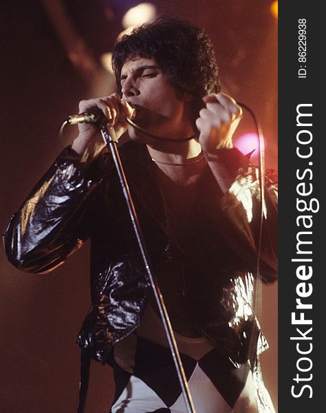 Freddie Mercury Singing On-stage