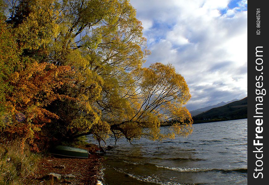 Lake Hayes is a small lake in the Wakatipu Basin in Central Otago, in New Zealand&#x27;s South Island. It is located close to the towns of Arrowtown and Queenstown. Lake Hayes is a small lake in the Wakatipu Basin in Central Otago, in New Zealand&#x27;s South Island. It is located close to the towns of Arrowtown and Queenstown.