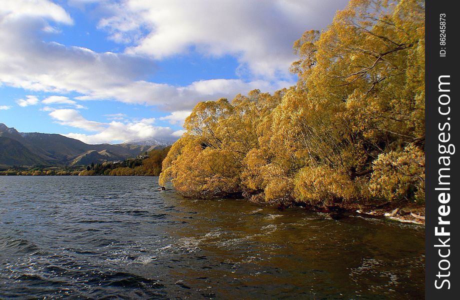 Lake Hayes is a small lake in the Wakatipu Basin in Central Otago, in New Zealand&#x27;s South Island. It is located close to the towns of Arrowtown and Queenstown. Lake Hayes is a small lake in the Wakatipu Basin in Central Otago, in New Zealand&#x27;s South Island. It is located close to the towns of Arrowtown and Queenstown.