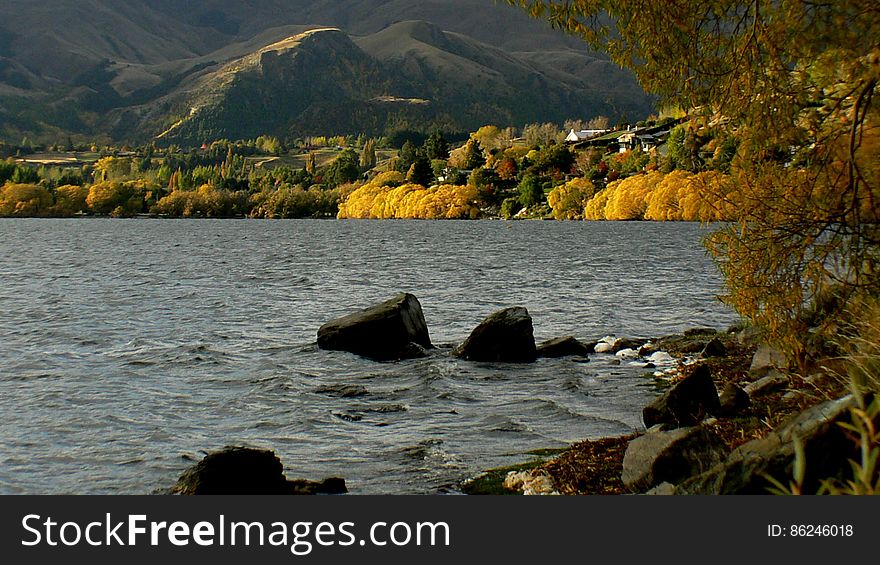 Lake Hayes is a small lake in the Wakatipu Basin in Central Otago, in New Zealand&#x27;s South Island. It is located close to the towns of Arrowtown and Queenstown. Lake Hayes is a small lake in the Wakatipu Basin in Central Otago, in New Zealand&#x27;s South Island. It is located close to the towns of Arrowtown and Queenstown.