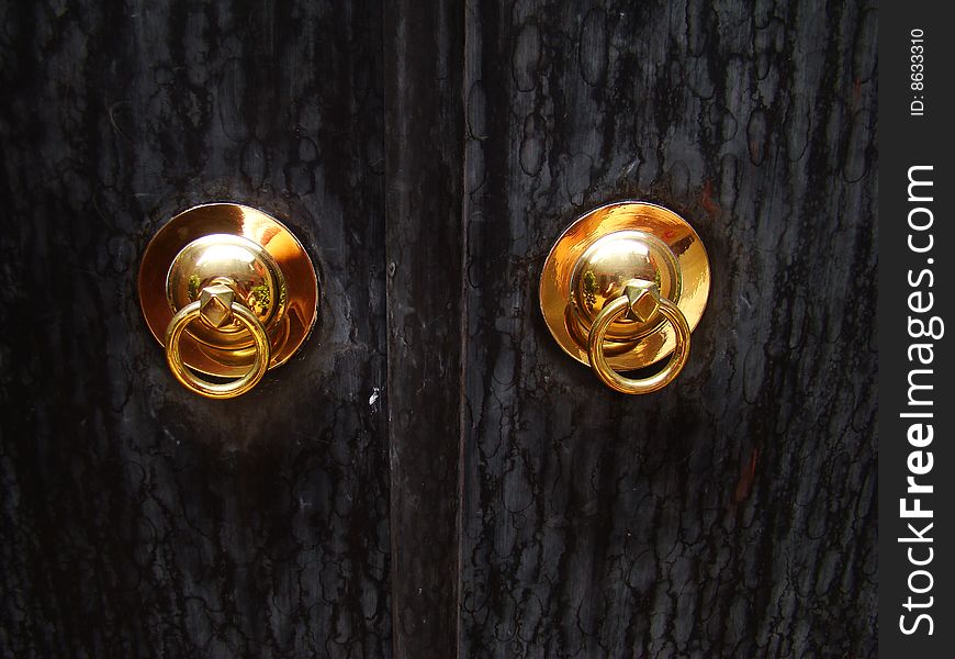 China, Shanghai: Confucius temple; architectural detail ; door and bronze handles. China, Shanghai: Confucius temple; architectural detail ; door and bronze handles