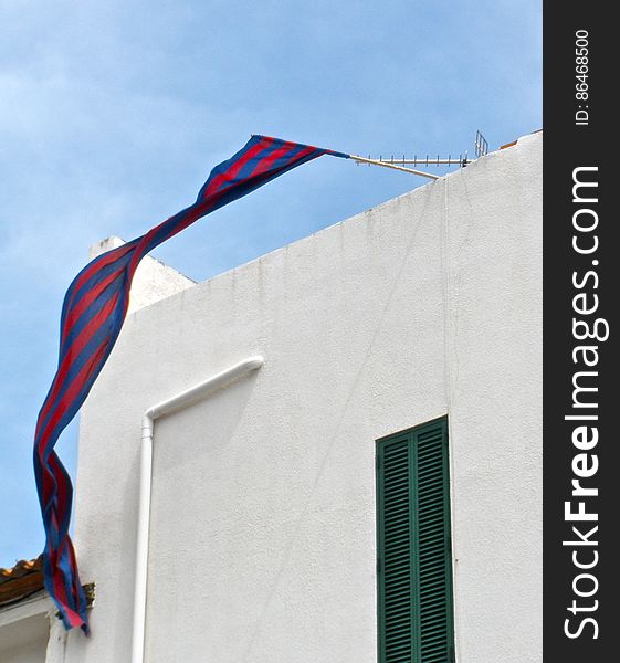 I&#x27;m guessing the owners of this house support the FC Barcelona. ;&#x29;. I&#x27;m guessing the owners of this house support the FC Barcelona. ;&#x29;