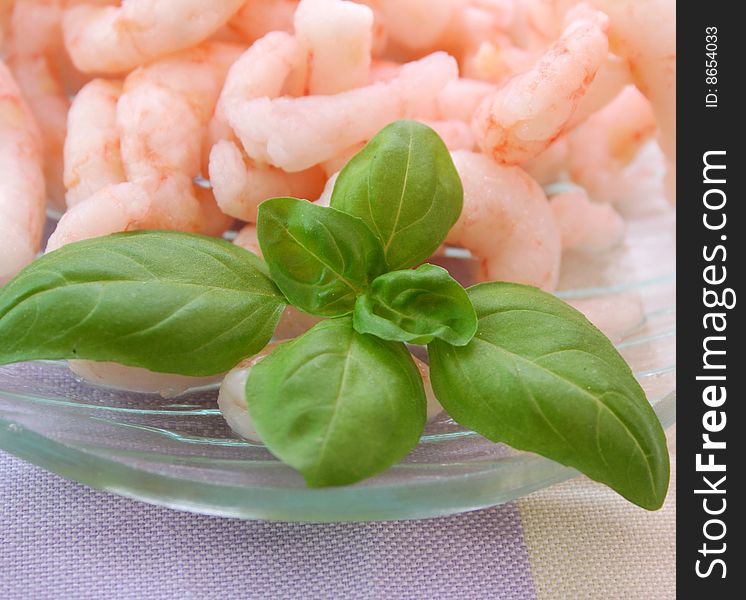 Some fresh prawns with basil in a bowl