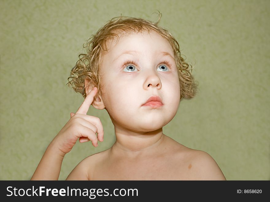 Surprised little girl, specifies a finger upwards
