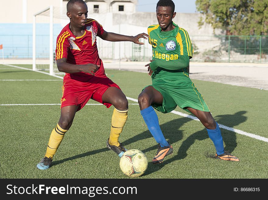 Players tussle for the ball during a game between Heegan and Horseed football clubs at Banadir Stadium on 31st January 2014. AU UN IST PHOTO / David Mutua. Players tussle for the ball during a game between Heegan and Horseed football clubs at Banadir Stadium on 31st January 2014. AU UN IST PHOTO / David Mutua
