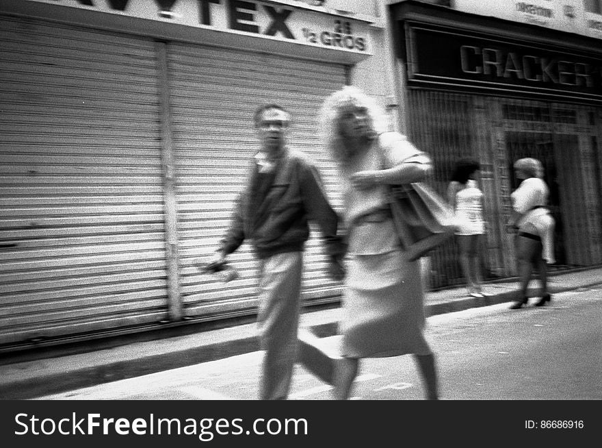 ces photos capturÃ©es Ã  la volÃ© sans viser sur nÃ©gatif argentique noir et blanc j&#x27;habitais alors en rÃ©gion parisienne. ces photos capturÃ©es Ã  la volÃ© sans viser sur nÃ©gatif argentique noir et blanc j&#x27;habitais alors en rÃ©gion parisienne