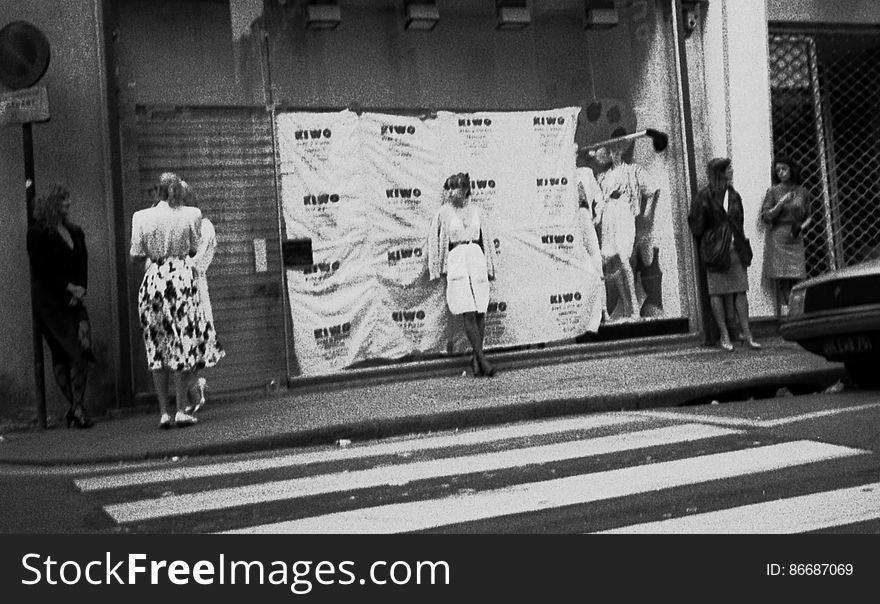 ces photos capturées à la volé sans viser sur négatif argentique noir et blanc j&#x27;habitais alors en région parisienne. ces photos capturées à la volé sans viser sur négatif argentique noir et blanc j&#x27;habitais alors en région parisienne