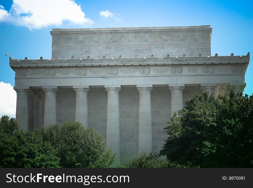 Lincolns Memorial against a blue sky.