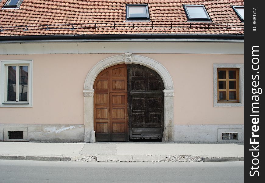 Contrast finished - unfinished construction, new - old door, wooden - plastic window frame, white - black window bars, roof windows on right - no roof windows on left. Contrast finished - unfinished construction, new - old door, wooden - plastic window frame, white - black window bars, roof windows on right - no roof windows on left