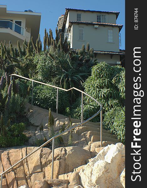 Steps from the beach to the houses in Laguna