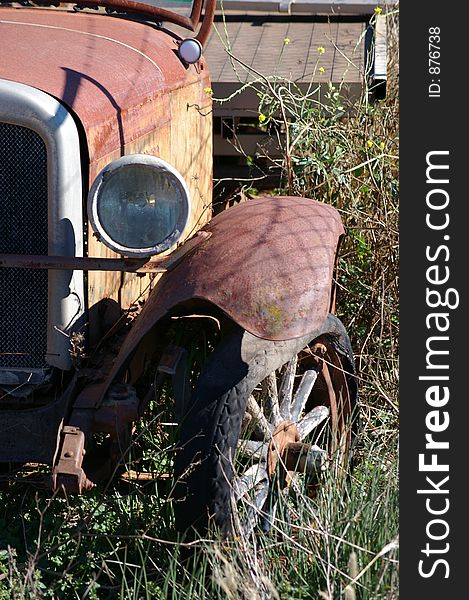 An old rusting truck. An old rusting truck